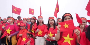 LỄ THƯỢNG CỜ TRÊN ĐỈNH FANSIPAN - KỶ NIỆM 50 NĂM GIẢI PHÓNG MIỀN NAM - THỐNG NHẤT ĐẤT NƯỚC